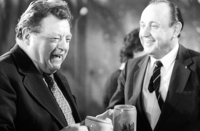 Franz Josef Strauß (li., CSU) und Hans-Dietrich Genscher (FDP) beim Salvator-Anstich