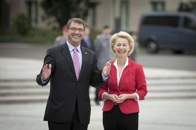 Verteidigungsministerin Ursula von der Leyen (CDU) empfängt am Montag (22.06.15) in Berlin ihren amerikanischen Amtskollegen den amerikanischen Verteidigungsministers Ashton Carter.