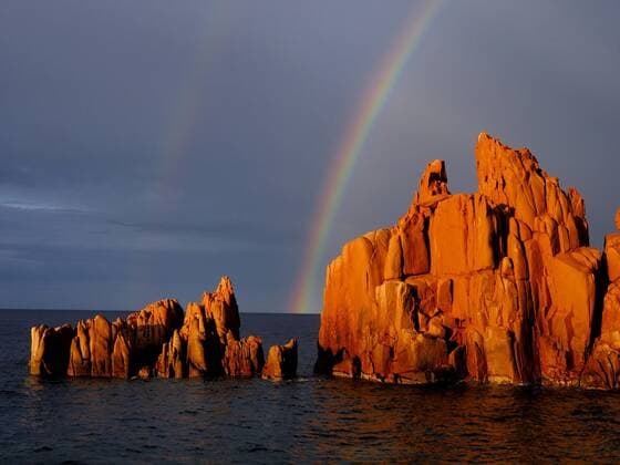 rote Porphyrfelsen bei Arbatax, Italien, Sardinien, Arbatax Beach of Rocce Rosse, red porphyry rocks, Italy, Sardegna, Arbatax BLWS397821