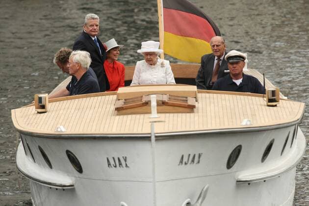 GER, Queen Elizabeth II auf Bootsfahrt vor dem Reichtstag 24.06.2015, Berlin, Spree Reichstag, GER, Queen Elizabeth II auf Bootsfahrt vor dem Reichtstag, Der Bundespräsident als prominente Reisebegleitung: Für die britische Königin Elizabeth II. übt sich Joachim Gauck als Touristenführer durch Berlin. Gemeinsam mit den Partnern ging es auf eine Bootsfahrt auf der Spree. im Bild Bundespräsident Joachim Gauck, Lebensgefährtin Daniela Schadt, Queen Elizabeth II. und Prinz Philip, Duke of Edinburgh auf der gemeinsamen Bootsfahrt auf der Spree vor dem Reichstag nphxKokenge