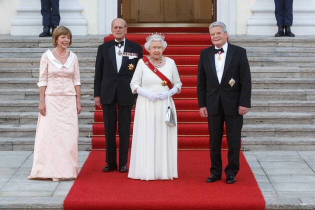 DEU, Deutschland, Berlin, 24.06.2015: Staatsbesuch Königin Elizabeth II und Prinz Philip in Deutschland Schloss Bellevue, Ankunft zum Staatsbankett vlnr. Daniela Schadt; Prinz Philip, Königin Elizabeth und Joachim Gauck, Bundespräsident