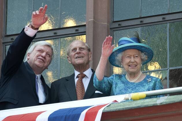 vl: Ministerpraesident Volker BOUFFIER, mit Ehefrau Ursula, Prince Prinz Philip, Duke of Edinburgh, Queen Elizabeth II winken auf dem Rathausbalkon am Roemer, Besuch der britischen Koenigin Elisabeth II. und Prinz Philip in Frankfurt, Besichtigung der Paulskirche und des Roemers. Staatsbesuch der Koenigin des Vereinigten Koenigreichs Grossbritannien und Nordirland in Deutschland 2015.