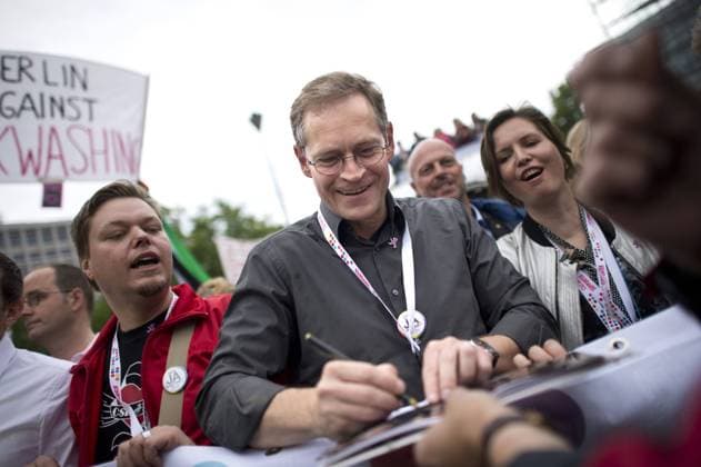 Michael Mueller, Christopher Street Day CSD DEU, Deutschland, Germany, Berlin, 27.06.2015 Michael Mueller, Regierender Buergermeister von Berlin SPD, auf der schwul-lesbischen Gedenkparade Christopher Street Day CSD unter dem Motto Wir sind alle anders. Wir sind alle gleich in Berlin. Die Anerkennung einer Ehe fuer alle steht in diesem Jahr im Zentrum der CSD-Parade. In den USA hatte am Freitag das hoechste Gericht erklaert, dass Schwule und Lesben kuenftig in allen 50 Bundesstaaten heiraten duerfen. Michael Mueller, Mayor of Berlin SPD, at the Berlin s annual Christopher Street Day CSD parade in Berlin. Gays and lesbians all around the world are celebrating the Christopher Street Day gay and lesbian pride parade. Berlin, known as a tolerant and open city, has a very active gay community. This year an equal marriage of gays and lesbians and a fight against Homophobia are the focus of th