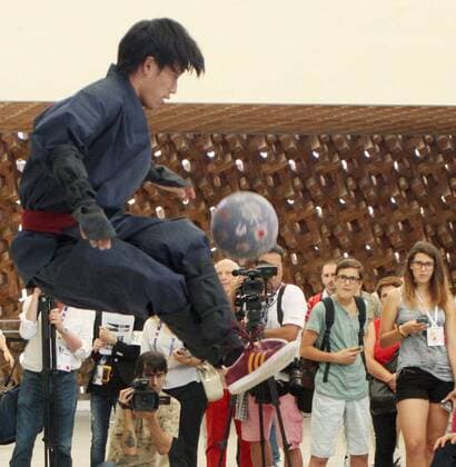 Freizeit Trend: Football Freestyle Japanese man in ninja outfit performs at Milano Expo Kotaro Tokuda, a 23-year-old freestyle football player clad in an ninja outfit, shows his soccer ball control technique at an event in the Expo Milano 2015 Japanese Pavilion on June 22, 2015. A Japanese sake-tasting event was also held at the pavilion. 