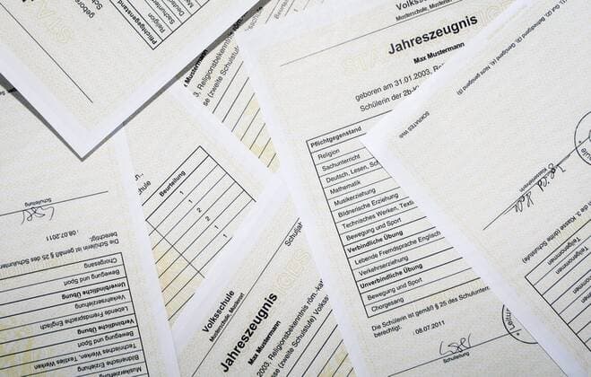 Innsbruck THEMENBILD - Schulferien, am 04.07.2015 beginnen im Burgenland, Wien und NiederOesterreich die Sommerferien. Die restlichen Bundeslaender folgen am 11.07.2015. Im Bild Zeugnisse.  EX_JAK