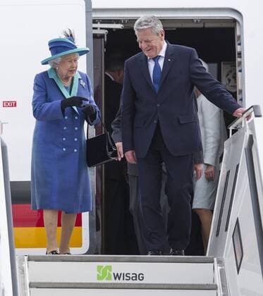 Queen Elizabeth II und Bundespraesident Joachim GAUCK steigen aus dem Flugzeug. Ankunft auf dem Flughafen Tegel der britischen Koenigin und der Duke of Edinburgh in Berlin, Deutschland am 25.06.2015. Staatsbesuch der Koenigin des Vereinigten Koenigreichs Grossbritannien und Nordirland in Deutschland 2015.