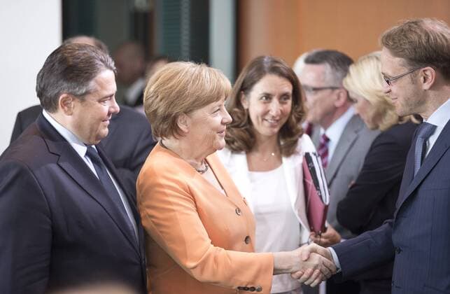 Deutschland, Berlin, Bundeskanzleramt, 66. Kabinettssitzung, v.l.n.r. Wirtschaftsminister Sigmar Gabriel SPD, Bundeskanzlerin Angela Merkel CDU, Staatsministerin für Migration Aydan Özoguz SPD, Bundesbankchef Jens Weidmann, 01.07.2015
