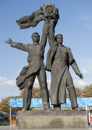 World A bronze statue depicting Russian and Ukrainian workers holding up the Soviet Order of Friendship of Peoples. EricxNathan LOOPxIMAGES ENT7614WT130