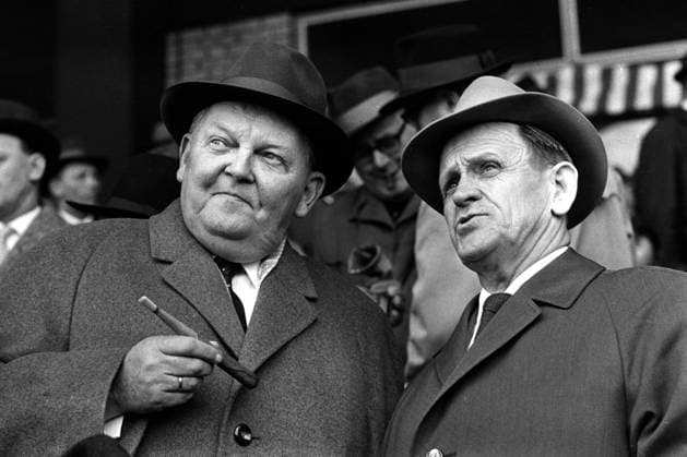 Bundeswirtschaftsminister Ludwig Erhard (li.) und Bundestrainer Sepp Herberger beim Spiel 1. FC Köln - Hamburger SV in Hannover