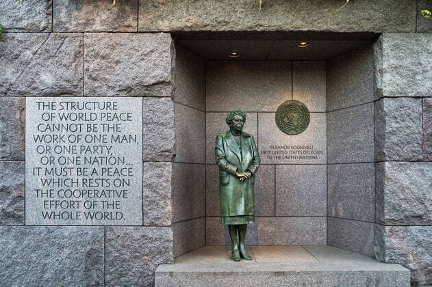 Berühmte Feministinnen, Eleanor Roosevelt USA, District of Columbia, Washington DC. A bronze statue of First Lady Eleanor Roosevelt standing before the United Nations. A bronze statue of First Lady Eleanor Roosevelt standing before the United Nations. JohnxGreim LOOPxIMAGES JGM11613WT404