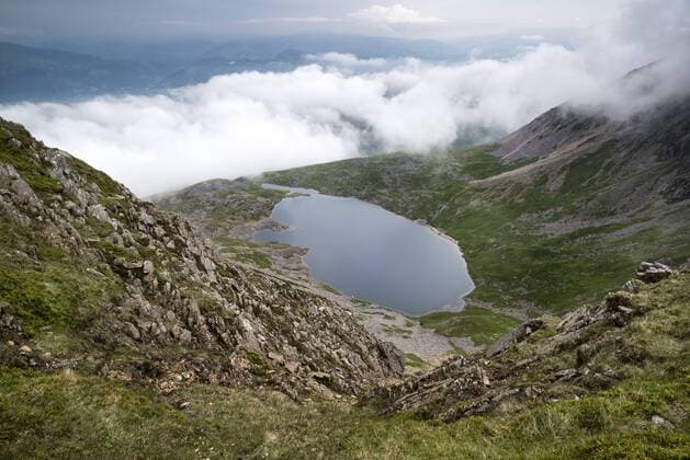 Wales, Gwynedd, Snowdonia . Looking from top of Cadair Idris mountain in Snowdonia National Park over Llyn y Gader with cloudy stormy sky. Looking from top of Cadair Idris mountain in Snowdonia National Park over Llyn y Gader with cloudy stormy sky. MattxGibson LOOPxIMAGES MGB781302