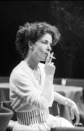 Gudrun Landgrebe (Schauspielerin) 01 84 vZ Gudrun Landgrebe im Januar 1984 am Rande von Menschen 83 , ZDF Deutschland deutsch deutsche Frau Schauspiel TV Fernsehen Film flambierte german actress hoch halb Profil sitzend neutral rauchen rauchen Zigarette sw