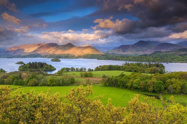 UNESCO-Welterbe: Englischer Lake District in Großbritannien England, Cumbria, Keswick. A view from Castlehead Wood Viewpoint near Castlerigg village across Derwentwater towards Derwent Fells in the Lake District National Park. A view from Castlehead Wood Viewpoint near Castlerigg village across Derwentwater towards Derwent Fells in the Lake District National Park. SebastianxWasek LOOPxIMAGES SBW071432