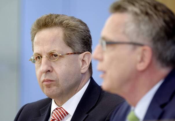 Bundesinnenminister Thomas de MAIZIERE , CDU (r.) , und der Praesident vom Bundesamt fuer Verfassungsschutz , Hans-Georg MAASSEN , stellen den aktuellen Jahresbericht vor . Minister of the Interior of Germany , Thomas de MAIZIERE , CDU (r.) , and Hans-Georg MAASSEN , President of the Constitution Protection Agency , are presenting the latest report . 30.06.2015
