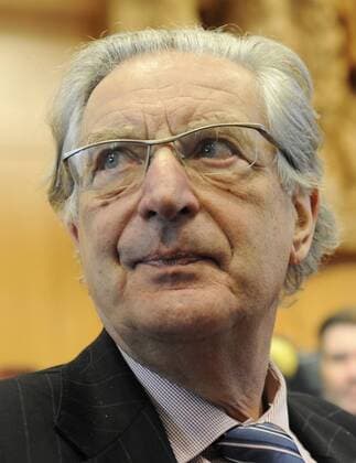 Gerhard Baum, Innenminister a.D., FDP, steht im Bundesverfassungsgericht am 15.12.2009, in Karlsruhe vor Eroeffnung der Verhandlung ueber die Rechtmaessigkeit der Vorratsdatenspeicherung. Bild:Rothermel