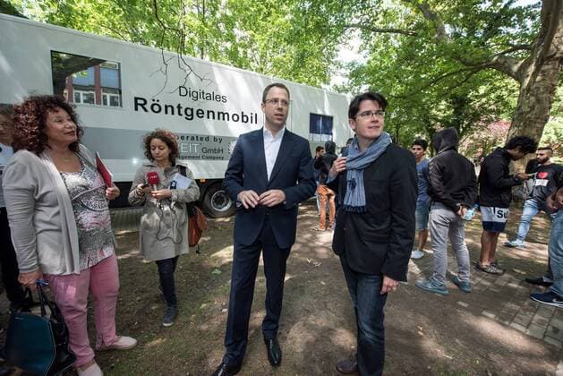Berlin Fluechtlinge TBC-Untersuchungsmobil Der Berliner Gesundheitssenator Mario Czaja (links im Bild) und die Gesundheitsstadtraetin des Bezirks Lichtenberg, Dr. Sandra Obermeyer (rechts im Bild), stellten am Donnerstag den 9. Juli 2015 vor dem Landesamt fuer Gesundheit und Soziales, LaGeSo, der Presse ein mobiles Roentgenmobil der Fima Streit vor, in dem vor der Fluechtlingserstaufnahmestelle die Fluechtlinge auf Tuberkulose untersucht werden koennen. Dies erleichtert den Fluechtlingen die notwendige medizinische Untersuchung und entlastet das Zentrum fuer tuberkulosekranke und –gefaehrdete Menschen in Berlin-Lichtenberg. 9.7.2015, Berlin