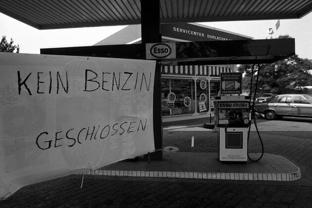 Aufgrund von Benzinmangel geschlossene Esso-Tankstelle in Karlsruhe