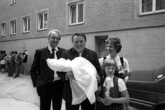 Edmund Stoiber (li.) mit seiner Frau Karin, Tochter Constanze und Franz Josef Strauß bei der Taufe seines Sohnes Dominik