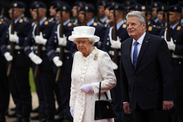Die Königin von Großbritannien Queen Elizabeth II. wird am Mittwoch (24.06.2015) in Berlin am Schloss Bellevue von Bundespräsident Joachim Gauck zu einem Staatsbesuch begrüßt .