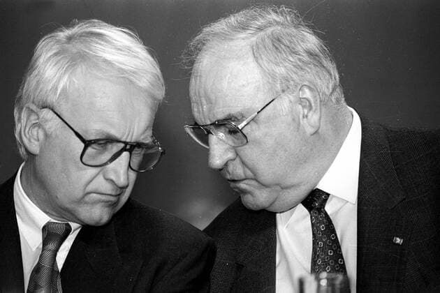 Edmund Stoiber (li.) und Helmut Kohl beim CSU-Parteitag in Nürnberg