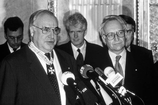 Helmut Kohl bekommt das bayerische Verdienstkreuz verliehen, re.: Edmund Stoiber