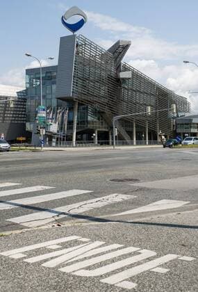 Architektur von Thom Mayne Klagenfurt THEMENBILD - Die Hypo Alpe Adria ist ein Bankkonzern im Oesterreichischen Bundesland Kaernten. Aufgenommen am 09.07.2015 in Klagenfurt am Woerthersee, Oesterreich Hypo Alpe Adria is a banking establishment in carinthia. Austria on 2015 07 09.  EX_GRU