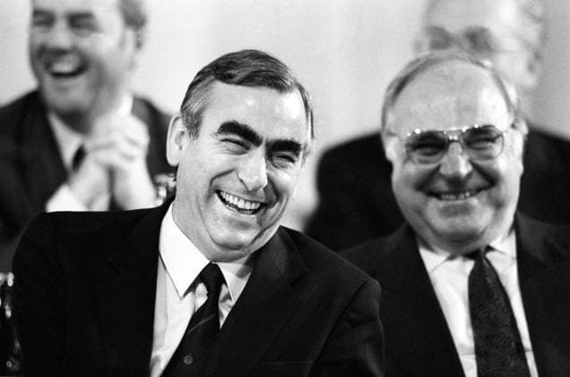 CSU Wahlkongress, München 1990, Bundesminister der Finanzen Theo Waigel (CSU) und Bundeskanzler Helmut Kohl (CDU)