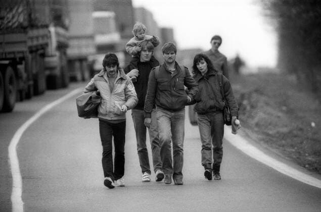 DDR Flüchtlinge 1989 am Grenzübergang Schirnding auf dem Weg aus der CSSR in die BRD