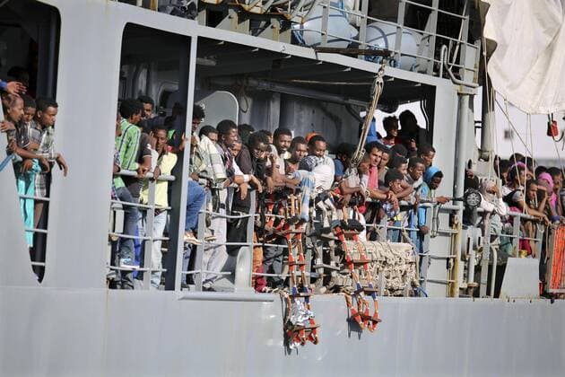 647 Bootsfluechtlinge die bei verschiedenen Rettungsaktionen im Mittelmeer gerettet wurden kommen am 30.06.2015 mit dem irischen Kriegsschiff El Eithne im Hafen von Palermo an. An Bord befanden sich 647 Fluechtlinge aus Syrien und verschiedenen afrikanischen Staaten, davon 95 Frauen, davon zwei Schwangere und acht Kinder und acht Familien. Im Mittelmeer gerettete Boat-People im Hafen von Palermo Copyright: epd-bild IgorxPetyx EDITORIAL USE ONLY