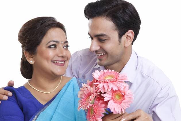 Son giving his mother flowers  SLRR0633DT