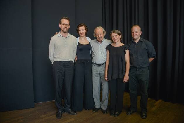 Konzert der Studio Dan mit der Sängerin Agnes Heginger - Eine Art Chansosns - im Rahmen der Salzkammergut Festwochen 2015 Gmunden im Veranstaltungszentrum MEZZO in Ohlsdorf. Dieses Bild zeigt v.l.n.r.: Kontrabassist Michael Seifried, Sängerin Agnes Heginger, Komponist und Dirigent Friedrich Cerha, Pianistin Mathilde Hoursiangou und Perkussionist Andreas Moser 2015 - Konzert der Studio Dan mit der Sängerin Agnes Heginger - Eine Art Chansons - im Rahmen der Salzkammergut Festwochen 2015 Gmunden im Veranstaltungszentrum MEZZO in Ohlsdorf - v.l.n.r.: Kontrabassist Michael Seifried, Sängerin Agnes Heginger, Kompon