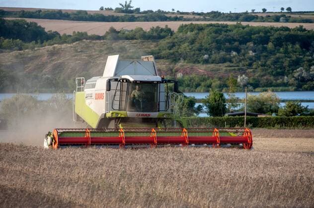 IMAGO Nature: Unsere Erde, Klimawandel, Ernährung, Pflanzen der Zukunft, Hafer Halle Saale 26.07.2015 Saalburg Korn Ernte mit Mähdrescher im Saalkreis bei Saalburg im Bild: Mähdrescher bei der Ernte Mähdrescher bei der Ernte