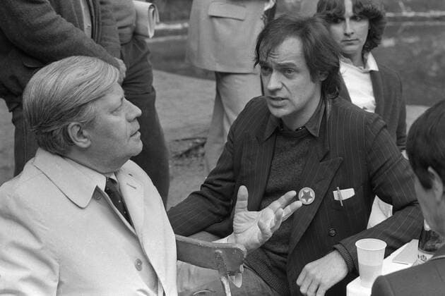 Udo LINDENBERG, rechts, Deutschland, Musiker, Rockmusiker, im Gespraech mit Helmut SCHMIDT, SPD-Politiker, Bundeskanzler, rauchend, Rauchen, Raucher, hier beim SPD Familientreffen in Bad Segeberg, 31.05.1980,