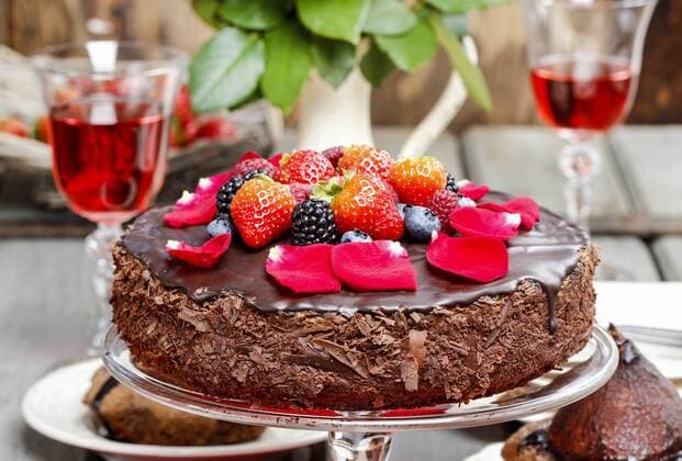 Geburtstag - Symbolbilder Chocolate cake with strawberries. Birthday party table, wooden background.  Copyright: KantarukxAgnieszka bew180F6FA