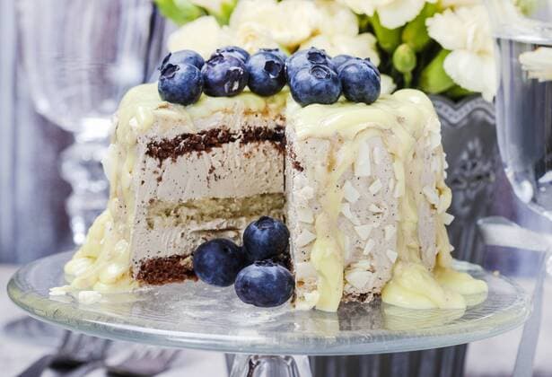 Geburtstag - Symbolbilder White chocolate cake decorated with blueberries. Bouquet of yellow carnations in the background  Copyright: KantarukxAgnieszka bew1852A36