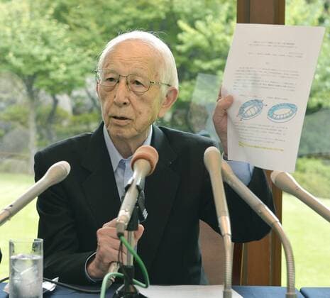 Japanese architect shows revised plan for new Olympic stadium Architect Fumihiko Maki speaks to reporters in Tokyo on July 30, 2015, about a revised plan to build a new national stadium for the 2020 Summer Olympic Games in the Japanese capital. 