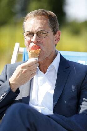06.08.2015,Berlin,Deutschland,GER,Florida-Eis Manufaktur GmbH.Foto:reg. Bürgermeister von Berlin Michael Müller lässt sich ein Eis schmecken.