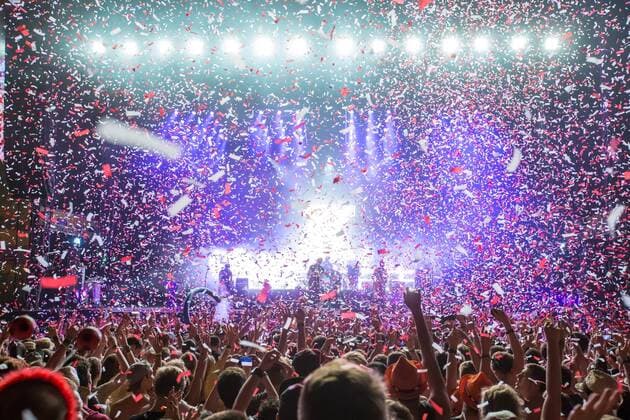 Tag der Musik am 21. Juni Am Donnerstag (06.08.2015) startet das Rocco del Schlacko Festival bei Temperaturen jenseits der 30 Grad Marke in Püttlingen. Im Bild: Der Headliner Kraftklub , überzeugt mit zahlreichen Showeinlagen wie Pyrotechnik, Konfettikanonen und einem rollenden Gerüst, mit dem sich die Band mitten ins Publikum fahren lässt.