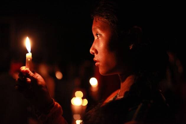 AKTUELLES ZEITGESCHEHEN Dhaka: Internationaler Tag der indigenen Völker DHAKA,BANGLADESH 08th August : A girl holds a candle at a celebration ahead of the August 9 International Day of the World s Indigenous Peoples in Dhaka on August 8, 2015. This year United Ntions make slogan for ths day is Ensuring indigenous peoples health and well-being . International Day of the World s Indigenous Peoples 
