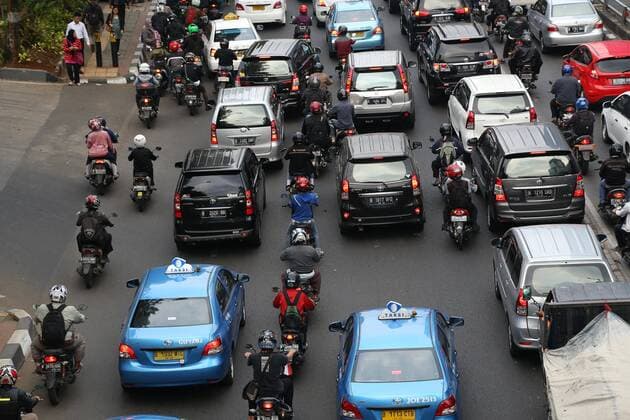 AKTUELLES ZEITGESCHEHEN Jakarta ist die Stadt mit den weltweit meisten Verkehrsstaus Aug. 12, 2015 - Jakarta, Jakarta, Indonesia - JAKARTA, INDONESIA, AUGUST 12 : Traffic in Jakarta at Gatot Subroto Street. According to Castrol s Magnatec Stop-Startindex, Jakarta s caught in the most traffic jams on Earth, with approximately 33,240 stop-starts per year. The index pulled data from TomTom navigation users to calculate the number of stops and starts made per kilometer, multiplying that figure by the average distance driven every year in 78 countries...Drivers in Istanbul, Turkey encounter the second worst congestion, with at least 32,520 jams. And Mexico City, Mexico, comes in third, with 30,840 jams a year. Jakarta Indonesia - ZUMAh128