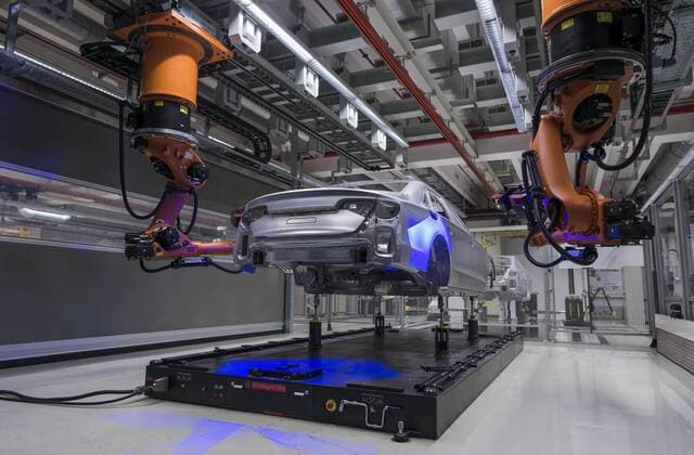 In der Messzelle der A8-Qualitaetssicherung im Karosseriebau tasten automatische Sensoren die Huelle einer im Bau befindlichen A8-Limousine ab auf etwaige Unregelmaessigkeiten ab Audi Werk Neckarsulm 21.05.2015