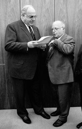 Bundeskanzler Helmut KOHL und Arbeitsminister Norbert BLUEM , beide CDU , bei einer Fraktionssitzung im Januar 1995 Chancellor Helmut KOHL and Norbert BLUEM , Minister for Labour , both CDU , during a meeting of CDU CSU fraction in January 1995