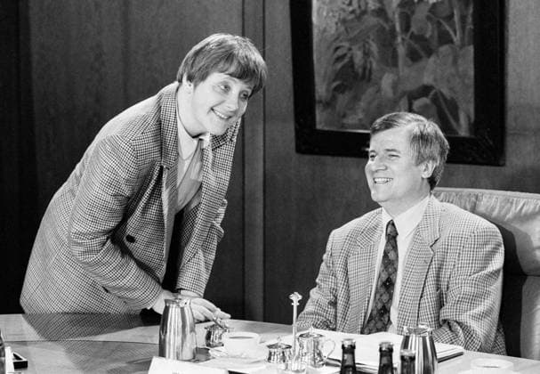 Bundesumweltministerin Angela MERKEL , CDU und Bundesgesundheitsminister Horst SEEHOFER , CSU , waehrend einer Kabinettsitzung im Maerz 1995 Angela MERKEL , CDU , Minister for the Environment , and Horst SEEHOFER , CSU , Minister for Public Health , during a cabinet meeting in March 1995