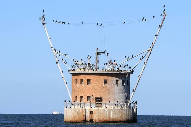Blick am Donnerstag (13.08.2015) im Greifswalder Bodden vor der Küste von Peenemünde (Vorpommern Greifswald) auf ein ehemaliges Funkfeuer der NVA. Das Funkfeuer ist eines von zwei Funkfeuern die sich im Greifswalder Bodden befinden. Es gehörte, wie das weitere Funkfeuer auch, einst zu einem Landesystem das den Piloten ermöglichte, den einstigen Militärflugplatz Peenemünde sicher anzufliegen. Dieser besitzt für Kampfjets eine zu kurze Start- und Landebahn. Daher ließ man seinerzeit im Bodden zwei zylindrische Steintürme errichten die mit Antennen ausgestattet waren. Sie ermöglichten dann einen sicheren Landeanflug.