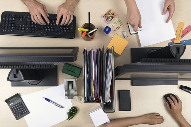 Three people working on desk model released Symbolfoto  MIDF000509
