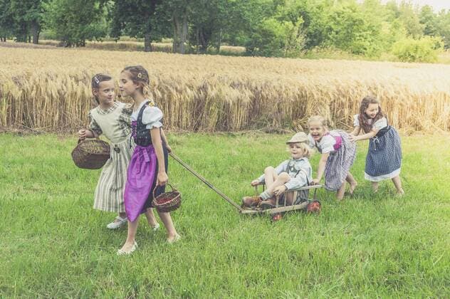 Germany, Saxony, five children with trolley on a meadow model released Symbolfoto  MJF001588