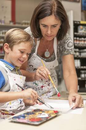 IMAGO Kreativ: Bildung, Kunsterziehung Little boy in an art class with his teacher model released Symbolfoto property released  ZEF005008