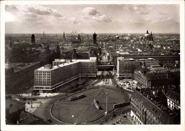 Berlin Mitte, Alexanderplatz mit Straßenbahnen, Blick über die Stadt !AUFNAHMEDATUM GESCHÄTZT!