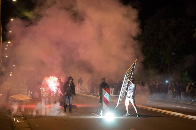 Sachsen Heidenau Rassisten und Nazis gegen Fluechtlinge Nach den pogromartigen Ausschreitungen gegen eine Fluechtlinsunterkunft im saechschen Heidenau am Freitag den 21. August 2015 durch Anwohnerinnen der Ortschaft, kamen am Samstag de 22. August 2015 ca. 250 Menschen in die Ortschaft um ihre Solidaritaet mit den Gefluechteten zu zeigen. Am Vorabend hatten Rassisten, Nazis und Hooligans sich zum Teil Strassenschlachten mit der Polizei geliefert um zu verhindern, dass Fluechtlinge in einen umgebauten Baumarkt einziehen. Ueber 30 Polizisten wurden dabei verletzt. Bis in die Abendstunden des 22. August blieb es trotz spuerbarer Anspannung um die Unterkunft ruhig. Im Laufe des Tages wurden immer wieder Gefluechtete mit Reisebussen gebracht was von den wartenenden Heidenauern mit Buh-Rufen begleitet wurde. Vereinzelt wurde auch Sieg Heil gerufen, was die Polizei jedoch nicht verfolgte.