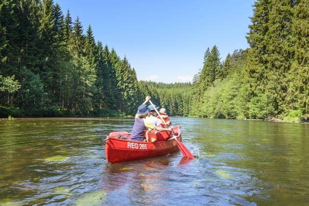 Paddler in Kanu (Kanadier) auf dem Schwarzer Regen in Regen, Niederbayern, Bayern, Deutschland model released